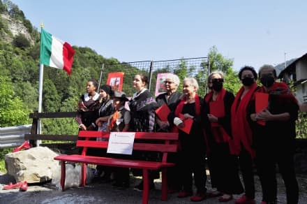 RIBORDONE - Inaugurata la panchina rossa simbolo della lotta contro ogni violenza - FOTO