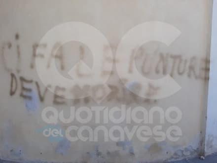 CALUSO - Minacce di morte sgrammaticate contro i medici scritte sul muro dell'hub vaccinale