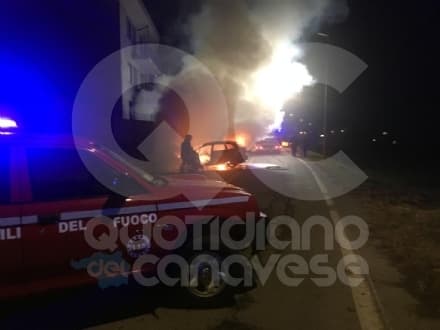 SAN FRANCESCO - Si schianta contro un muro, l'auto prende fuoco e il conducente scappa nei prati - FOTO
