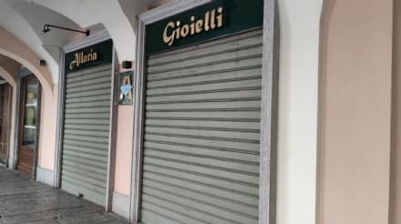 RIVAROLO CANAVESE - Colpo da 60 mila euro in gioielleria: è caccia alle due ladre di preziosi