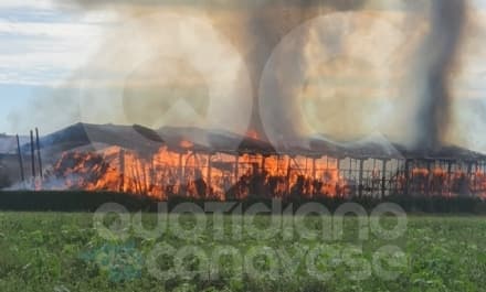 RIVAROLO-BOSCONERO - Incendio in un fienile in Borgata Vittoria, intervento dei vigili del fuoco - FOTO E VIDEO