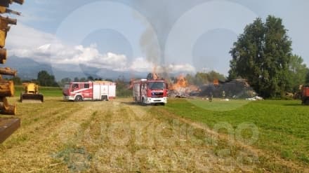 BAIRO - In fiamme una maxi catasta di legna in strada Roncheise: intervento dei vigili del fuoco - FOTO