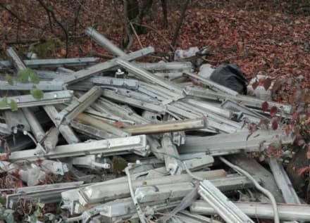 VOLPIANO - Abbandonano rifiuti al lago Verdina ma vengono identificati e multati dalla polizia municipale