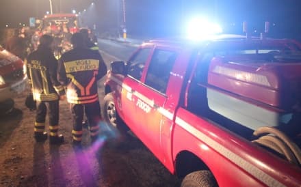 RIVAROLO CANAVESE - La sirena dei vigili del fuoco ha ricordato i pompieri morti in servizio nell'incidente di 63 anni fa