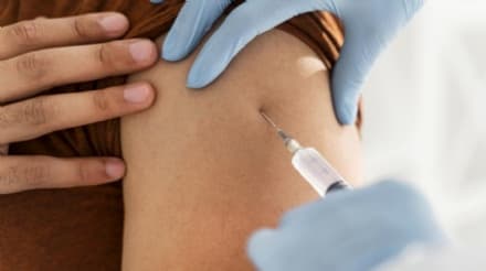 REPORT CONTAGI - Il vaccino non ferma i nuovi casi positivi «ma ha ridotto di sei volte i ricoveri e del 94% i morti»