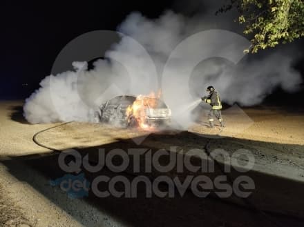 FELETTO - Auto in fiamme, intervento dei vigili del fuoco di Rivarolo Canavese: indagini in corso sul rogo - FOTO