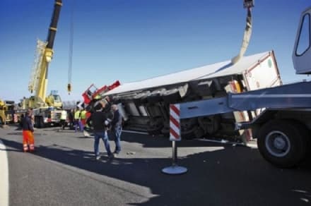 PAVONE-ALBIANO - Tir di surgelati si ribalta sull'autostrada