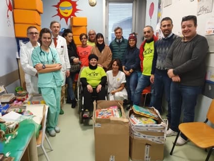 CANAVESE - Chivasso dona centinaia di giocattoli agli ospedali dell'Asl To4 in ricordo del piccolo Lorenzo, scomparso a soli 7 anni