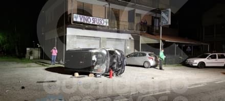 FAVRIA - Incidente stradale in via Caporal Cattaneo: auto finisce su un fianco - FOTO