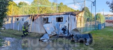FAVRIA - In fiamme gli spogliatoi del campo da calcetto, intervento dei vigili del fuoco - FOTO E VIDEO