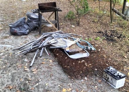 CASTELLAMONTE - Una batteria aperta e rifiuti ancora abbandonati sulle rive dell'Orco - FOTO