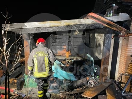BARBANIA - Va a fuoco un laboratorio di falegnameria: provvidenziale intervento delle squadre dei vigili del fuoco - FOTO