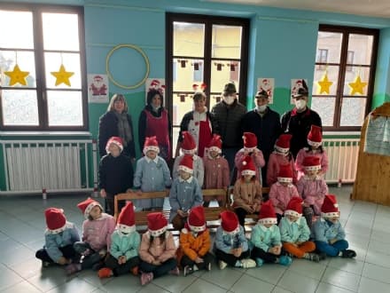 LOMBARDORE - Gli Alpini all'asilo portano i regali ai baby alunni