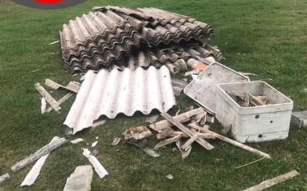 OZEGNA - Scarica eternit vicino al santuario ma non si accorge della telecamera... «Maiale» beccato