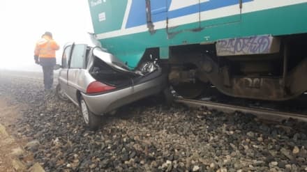 INCIDENTE FERROVIARIO SULLA CHIVASSO-IVREA-AOSTA - Treno travolge un'auto sui binari