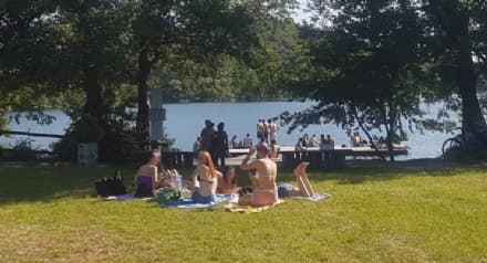 CHIAVERANO - Senza mascherine e troppo vicini: il Comune minaccia di chiudere il pontile sul lago Sirio