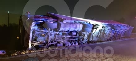 CICONIO - Incidente sulla provinciale: camion finisce fuori strada e si ribalta - FOTO e VIDEO