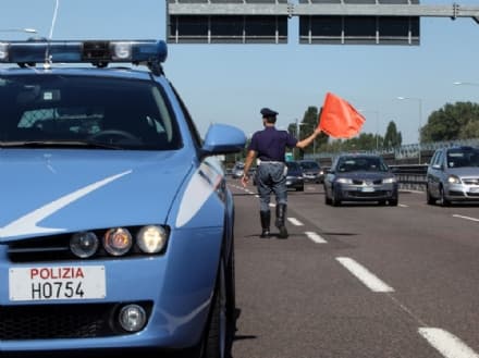 TORINO-CASELLE - Lancio di pietre sulla superstrada: due auto colpite