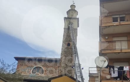 CUORGNE' - Gatto bloccato sul campanile della Trinità: salvato dai vigili del fuoco - FOTO