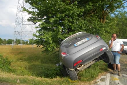 LEINI - Incidente stradale: tre auto coinvolte, una donna ferita