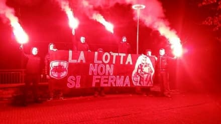 IVREA - La Digos nella sede del Rebel Firm: sotto sequestro bandiere, libri e un busto di Benito Mussolini