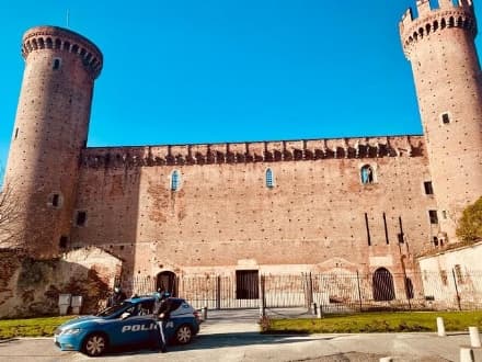 IVREA - Investono due persone davanti a un locale e scappano: fermati dalla polizia. Autista era ubriaco