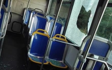 BORGARO - Autobus Gtt preso a sassate vicino al campo nomadi