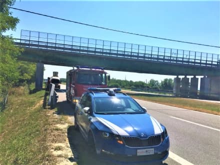 IVREA-SANTHIA' - Senza lavoro minaccia di buttarsi dal ponte: salvato da polizia e vigili del fuoco - FOTO