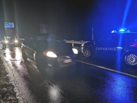 RIVAROLO - Voragini sulla 460, intervengono anche i carabinieri. Auto Ko
