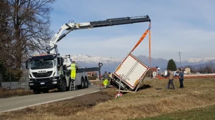 FELETTO-CICONIO - Incidente stradale: camion frigo finisce nel fosso lungo la provinciale 41 - FOTO e VIDEO