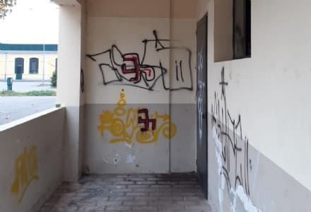 STRAMBINO - Svastiche sui muri dei bagni in piazza del mercato: lo sdegno del sindaco Cambursano