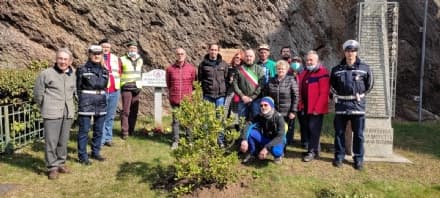 PONT CANAVESE - Una pedalata e un albero piantato in piazza per rinverdire la memoria - FOTO