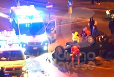 IVREA - Sbaglia manovra e si ribalta sulla rotonda di via Torino - FOTO