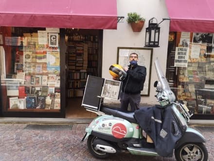 IVREA - 4000 chilometri in 11 giorni con la Vespa: dal Canavese in giro per l'Italia per raggiungere 54 biblioteche e librerie - FOTO