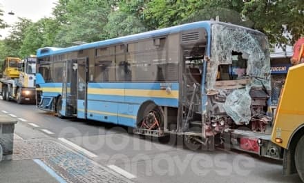 FAVRIA - Rimosso il pullman coinvolto nell'incidente di via Caporal Cattaneo: per fortuna non c'era nessuno sul marciapiede - FOTO e VIDEO