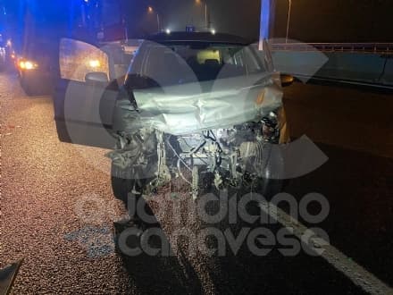 BORGARO - Due incidenti di fila sulla tangenziale, quattro feriti e traffico bloccato - FOTO