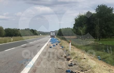 IVREA-SANTHIA' - Paura sulla bretella autostradale, camion perde 150 batterie sulla strada - FOTO