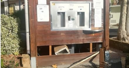 CANDIA - Giovani vandali danneggiano il distributore dell'acqua per rubare la cassetta dei soldi