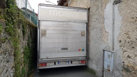 CUORGNE' - Sbaglia strada e resta incastrato con il camioncino - FOTO