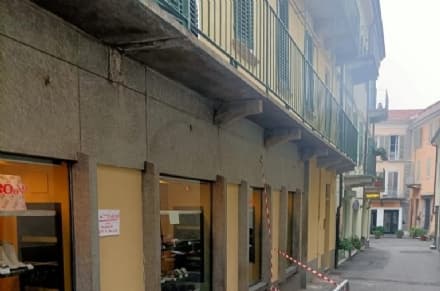 IVREA - Sbaglia manovra con il furgone e abbatte un pezzo di balcone