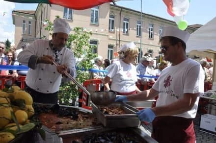 IVREA - Una zuppa di pesce da record: 1500 chili per 4000 porzioni