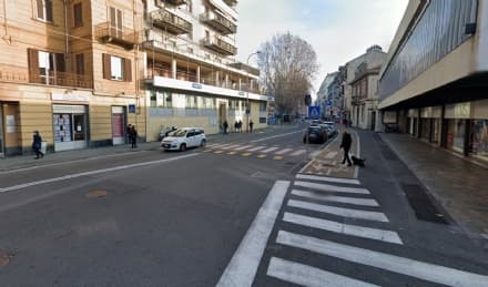 IVREA - Importuna i passanti e rincorre le auto di passaggio: è caccia al molestatore di turno
