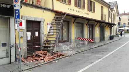 CUORGNE' - Crolla una tettoia in piazza Pinelli: passante ferita finisce al pronto soccorso - FOTO