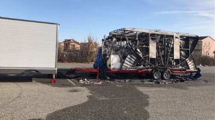 LEINI - Incendio sospetto devasta i camion delle giostre: indagini in corso da parte dei carabinieri