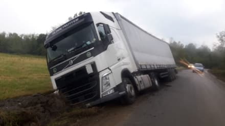 PERTUSIO-RIVARA - Strada viscida, il camion finisce nel fosso - FOTO