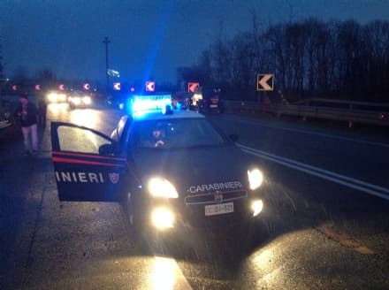 CHIVASSO - Sfondano la vetrina di Mediaworld e scappano con la refurtiva speronando i carabinieri dopo un lungo inseguimento