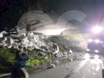 CERESOLE REALE - Frana sulla provinciale 50 appena sotto la diga del Serrù: neve e ghiaccio cadono sulla strada