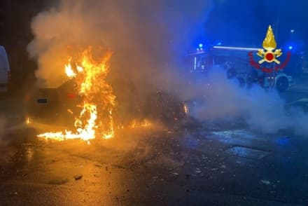CHIVASSO - Auto prende fuoco in via Togliatti