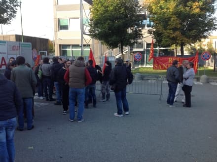 PONT CANAVESE - Operai della Sandretto in presidio davanti al tribunale d'Ivrea: ore decisive per i 124 posti di lavoro
