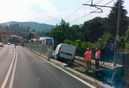 TORINO-CERES - Con il furgone finisce sui binari: ferrovia in tilt